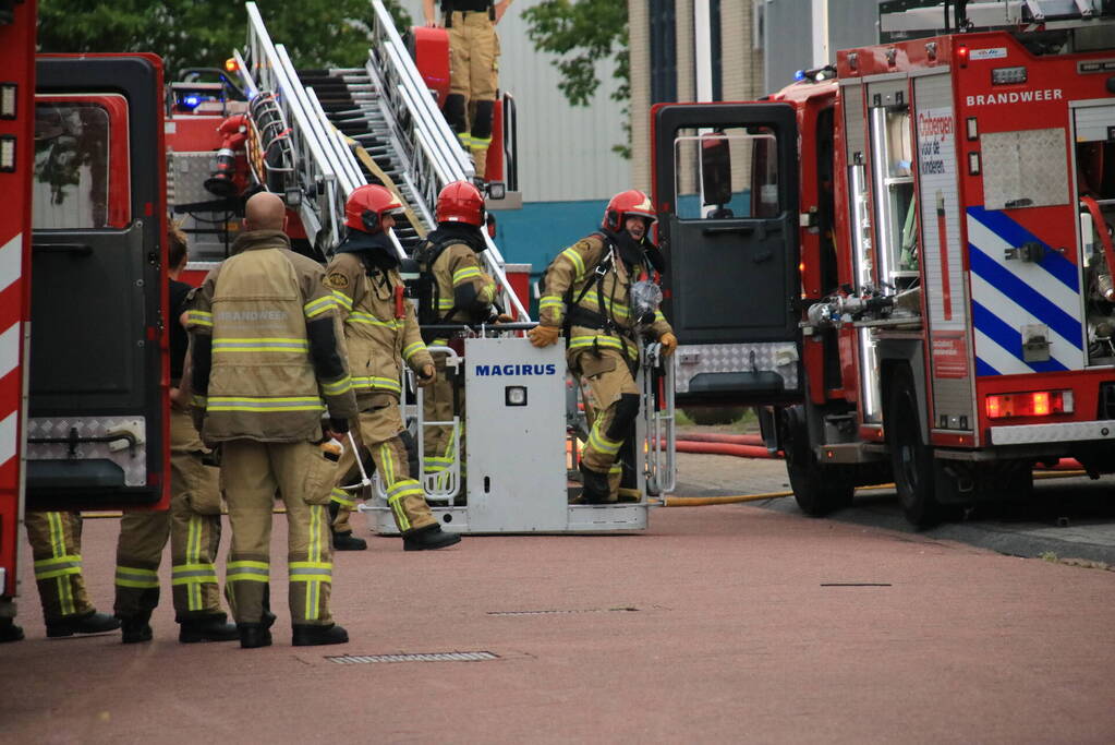 Brand op dak snel onder controle