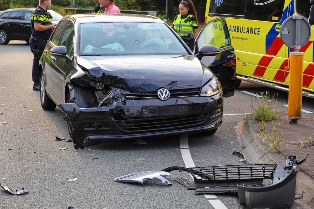 Vrouw gewond bij botsing tussen twee auto's
