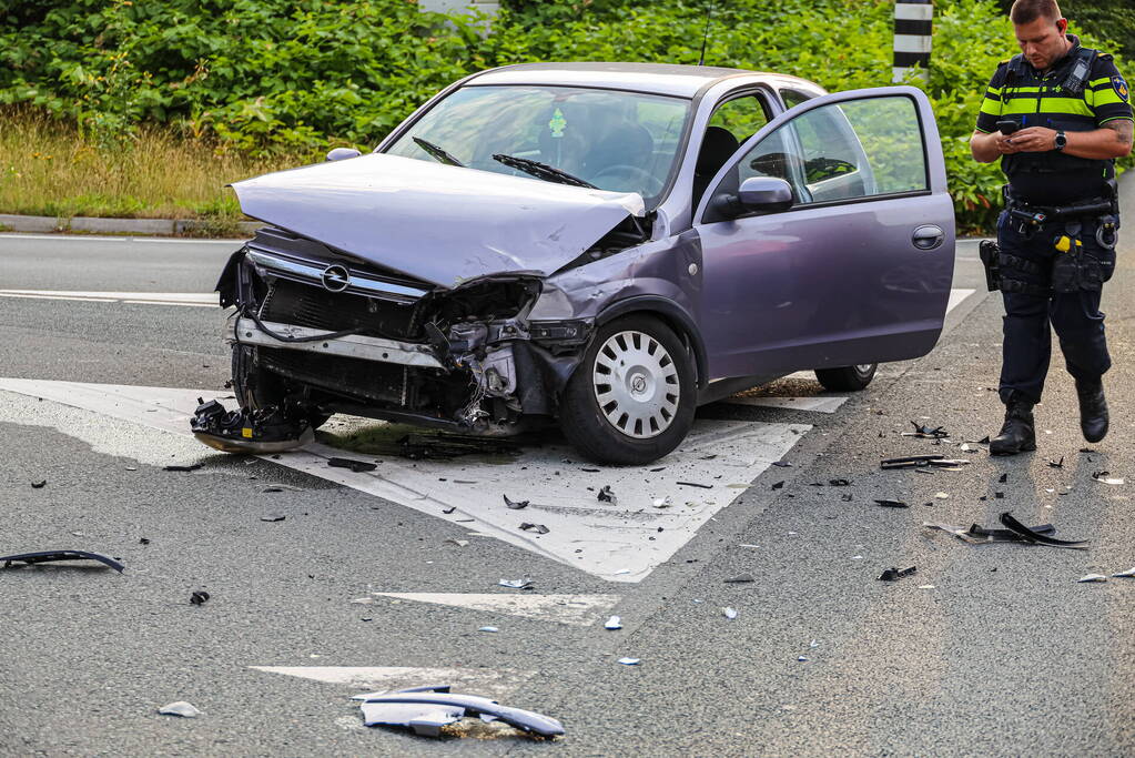 Vrouw gewond bij botsing tussen twee auto's