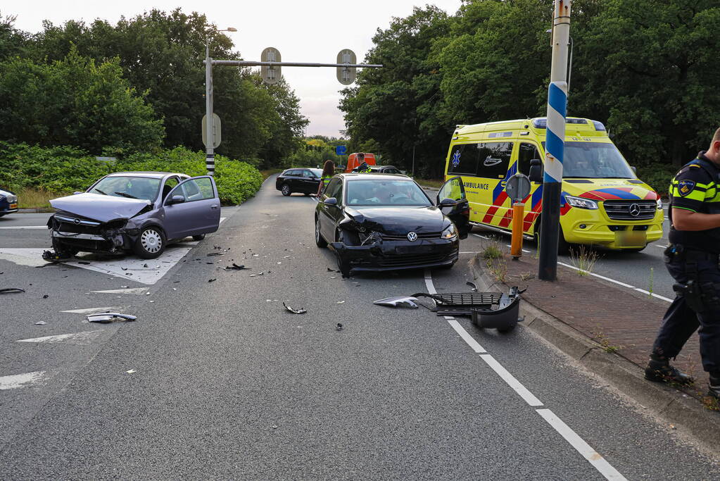 Vrouw gewond bij botsing tussen twee auto's