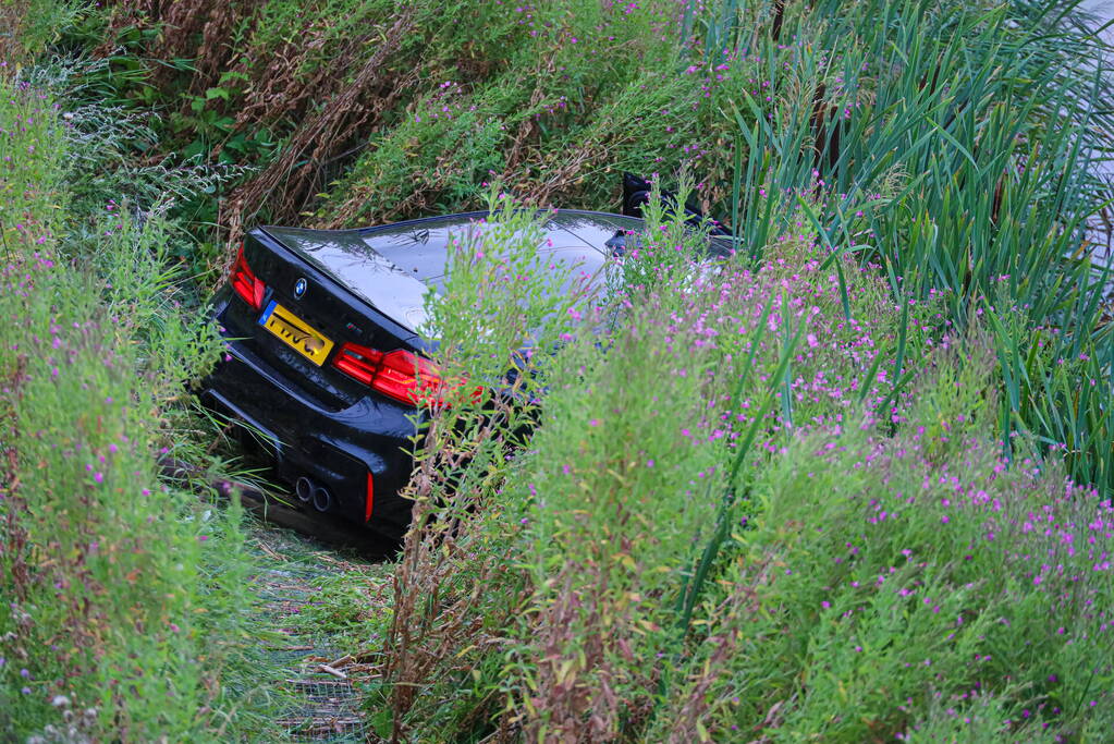 Automobilist raakt in de slip en belandt in sloot