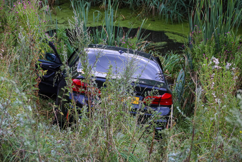 Automobilist raakt in de slip en belandt in sloot