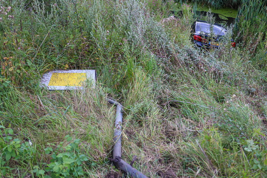 Automobilist raakt in de slip en belandt in sloot