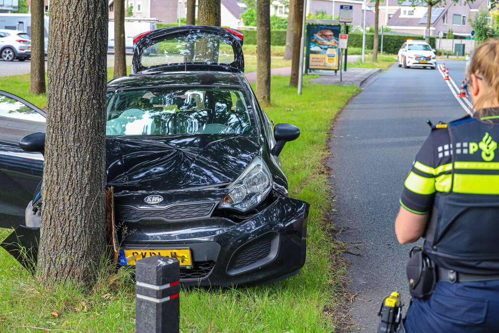Auto botst tegen boom inzittende naar ziekenhuis