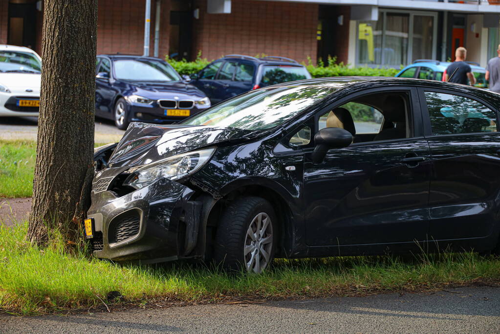 Auto botst tegen boom inzittende naar ziekenhuis