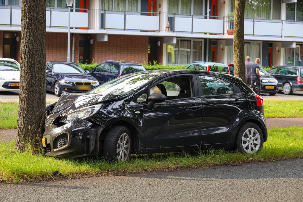 Auto botst tegen boom inzittende naar ziekenhuis