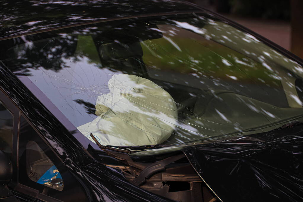 Auto botst tegen boom inzittende naar ziekenhuis