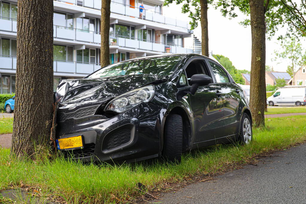 Auto botst tegen boom inzittende naar ziekenhuis