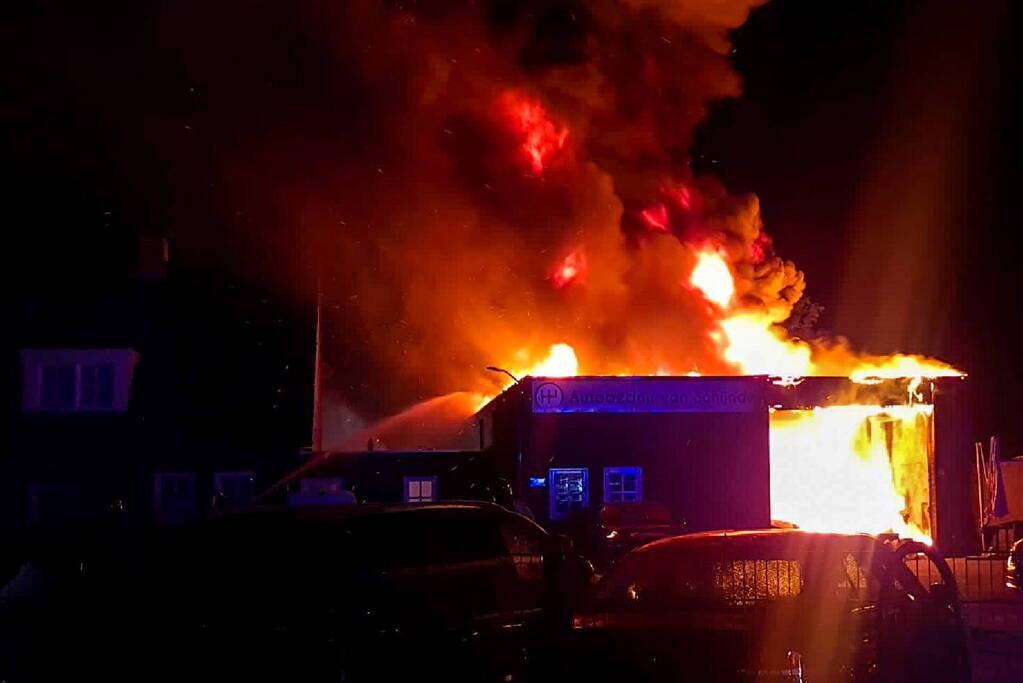 Uitslaande brand verwoest werkplaats autobedrijf Van Schijndel
