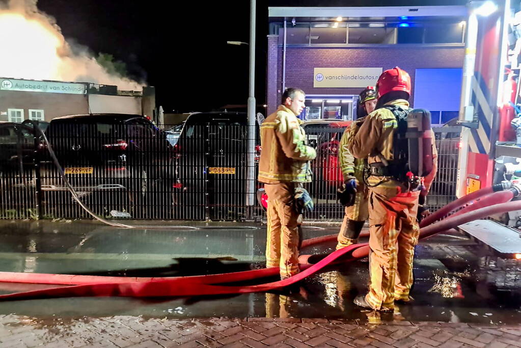 Uitslaande brand verwoest werkplaats autobedrijf Van Schijndel