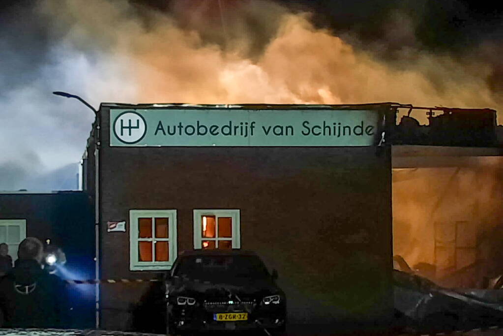 Uitslaande brand verwoest werkplaats autobedrijf Van Schijndel