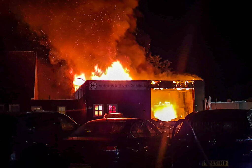 Uitslaande brand verwoest werkplaats autobedrijf Van Schijndel