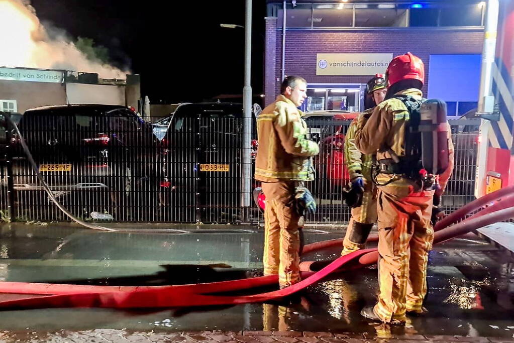 Uitslaande brand verwoest werkplaats autobedrijf Van Schijndel