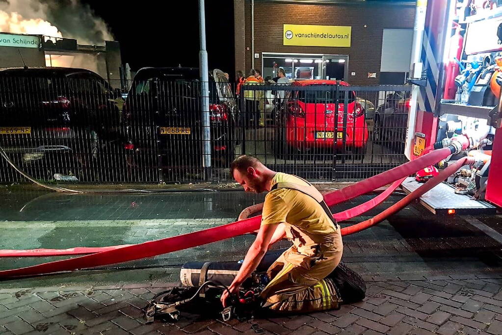Uitslaande brand verwoest werkplaats autobedrijf Van Schijndel