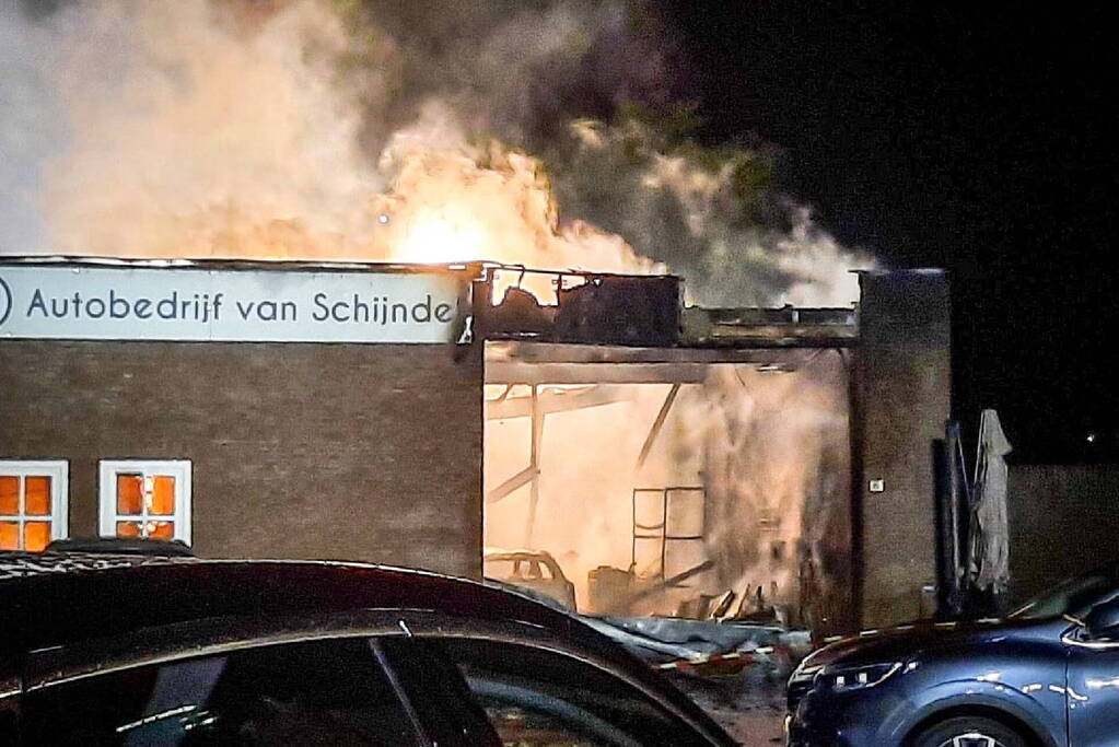 Uitslaande brand verwoest werkplaats autobedrijf Van Schijndel