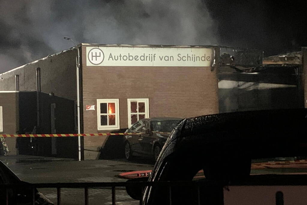 Uitslaande brand verwoest werkplaats autobedrijf Van Schijndel
