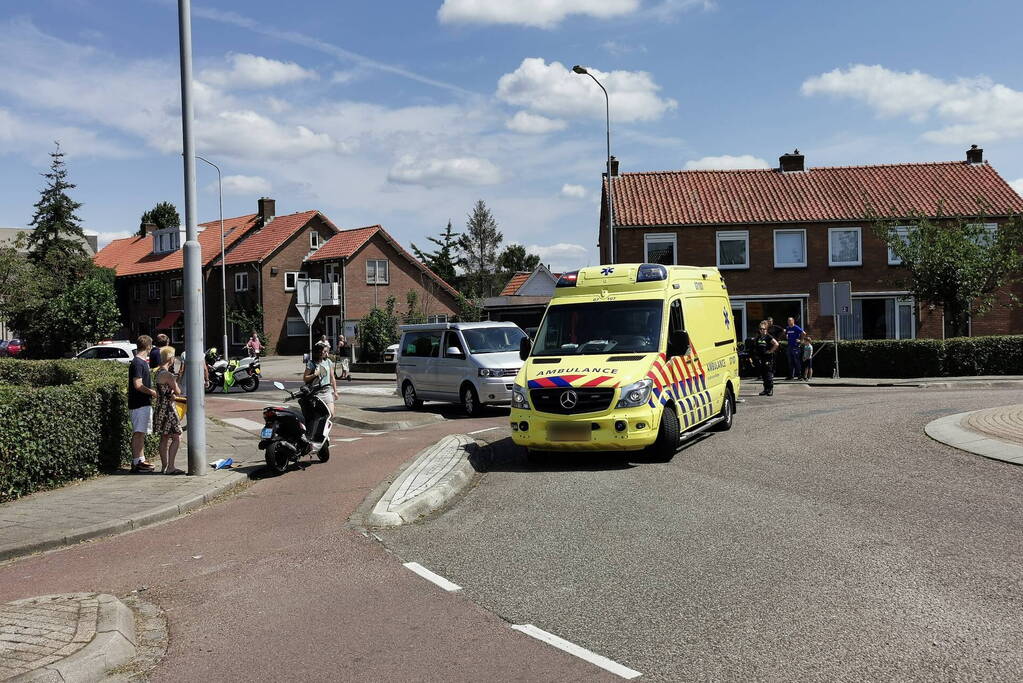 Scooterrijder gewond bij aanrijding met bestelbus