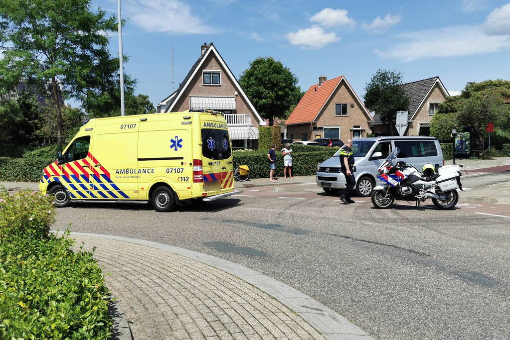 Scooterrijder gewond bij aanrijding met bestelbus