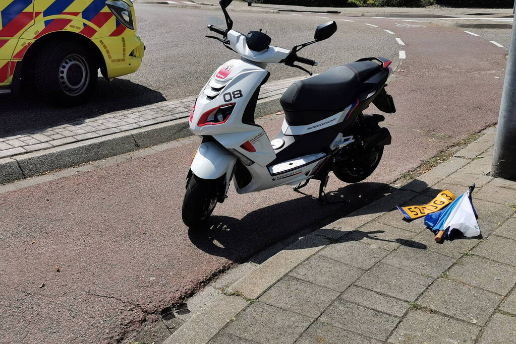Scooterrijder gewond bij aanrijding met bestelbus