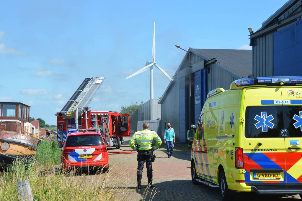 Brand op boot in loods snel geblust