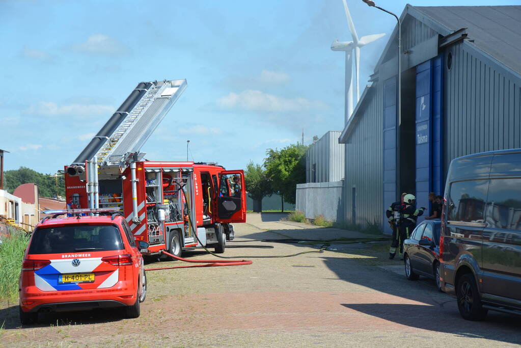 Brand op boot in loods snel geblust
