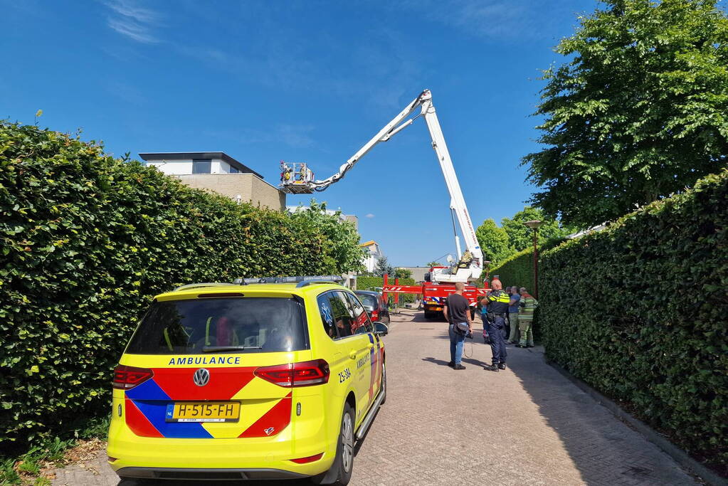 Brand op dak van woning