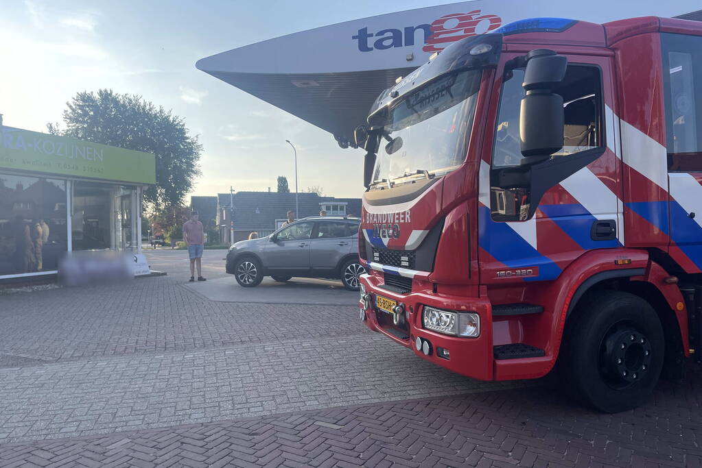 Auto lekt benzine bij tankstation