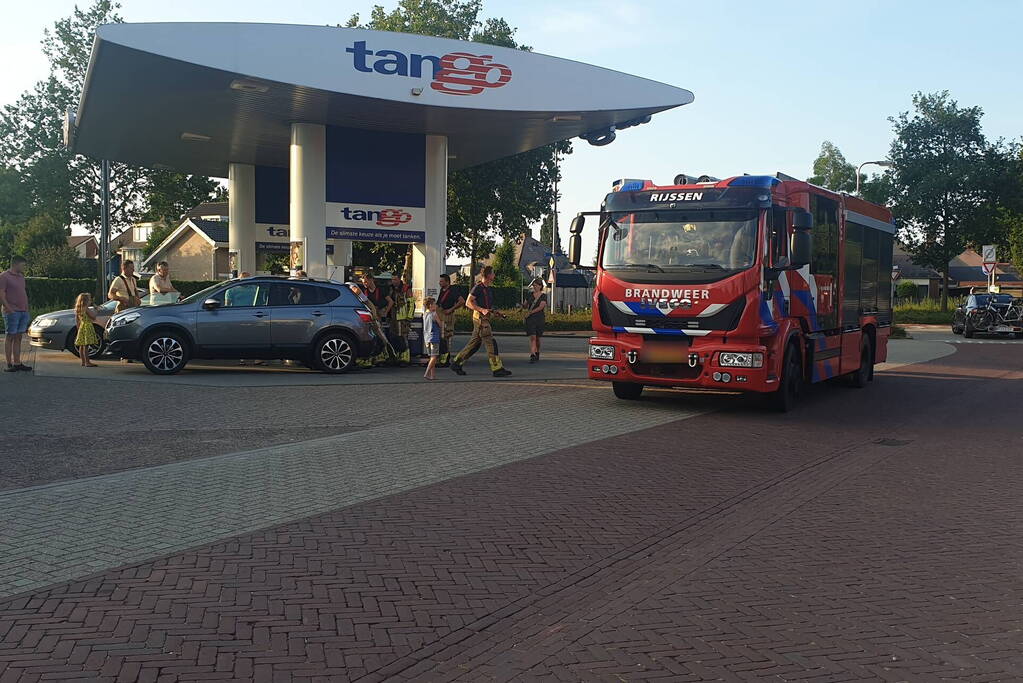 Auto lekt benzine bij tankstation