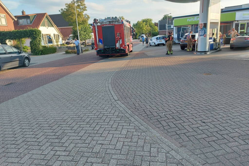 Auto lekt benzine bij tankstation