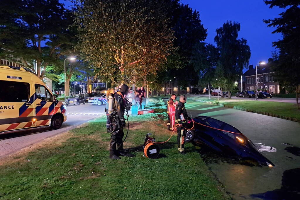 Persoon aangehouden na te water raken van auto