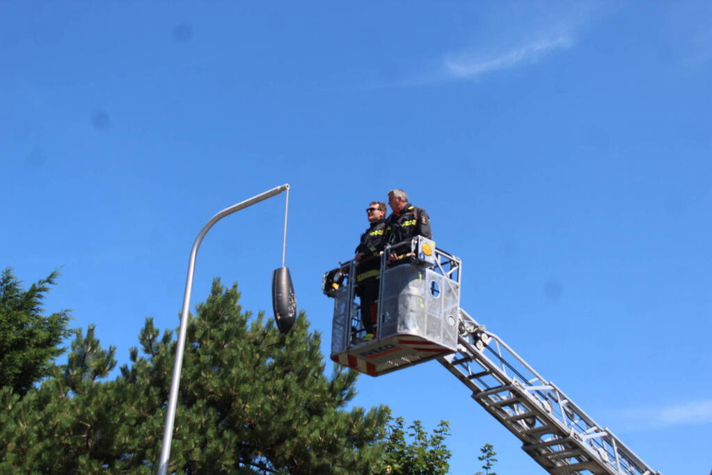 Brandweer ingezet voor loshangende lantaarnpaal