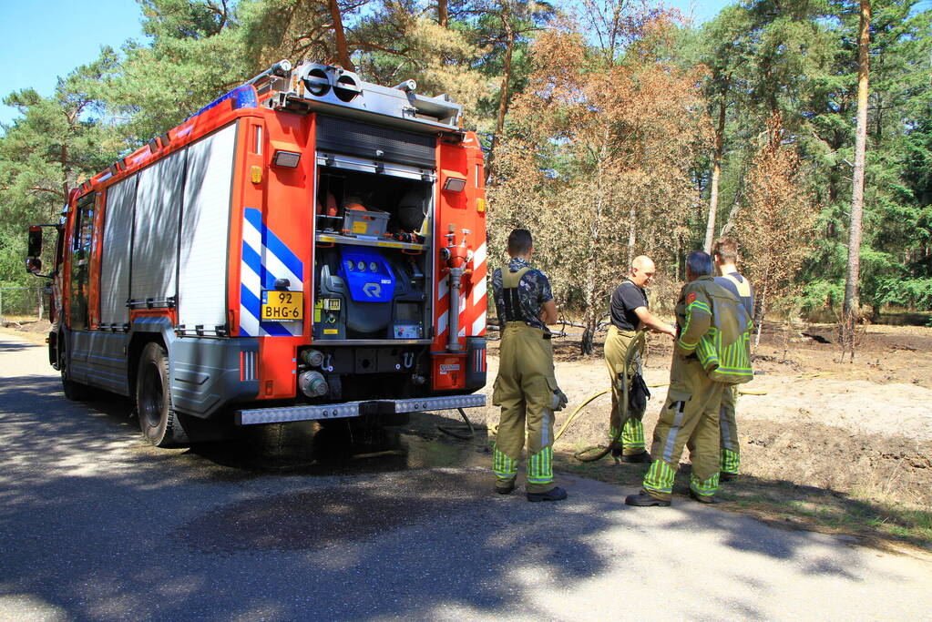Stuk bosgebied in brand