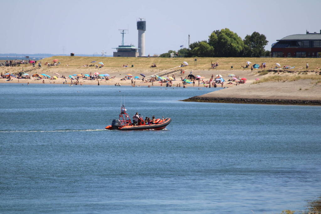 Groep jongeren uit het water gered