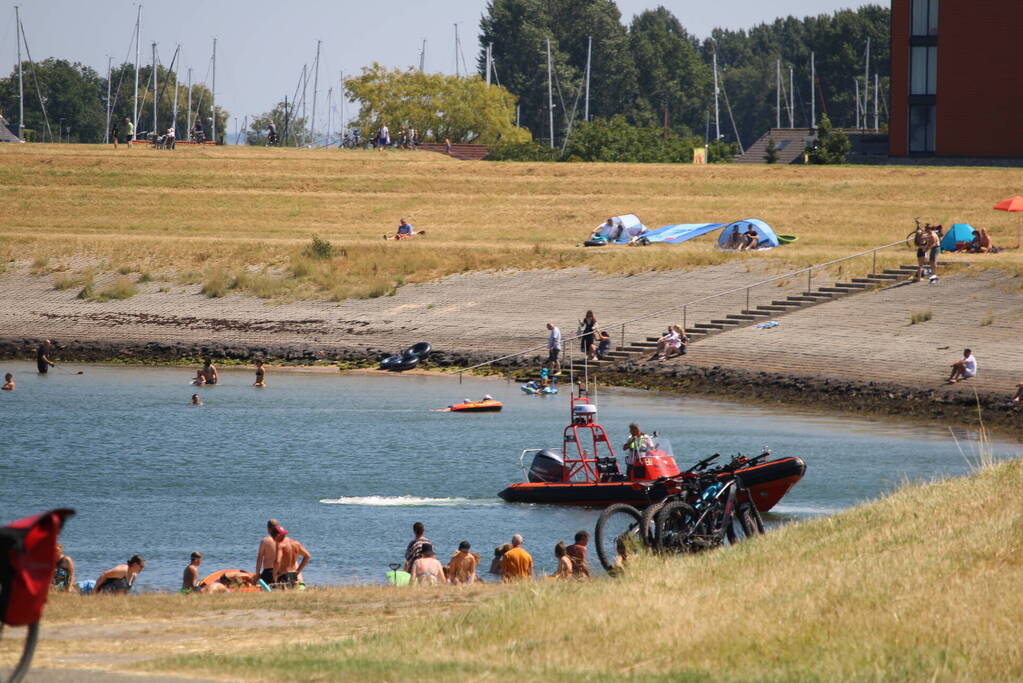 Groep jongeren uit het water gered