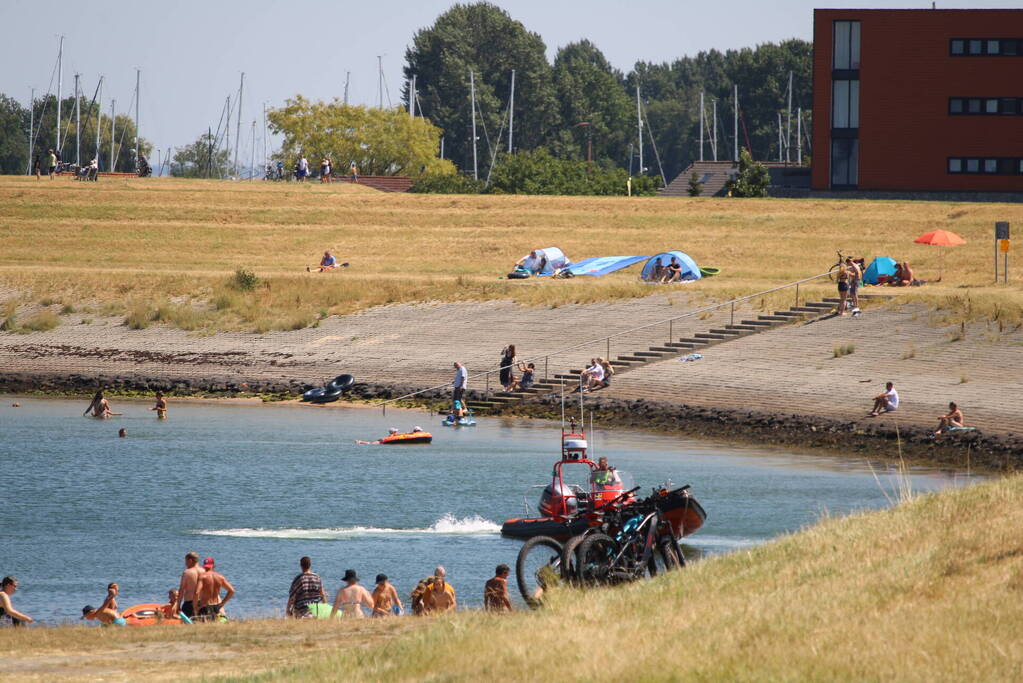 Groep jongeren uit het water gered