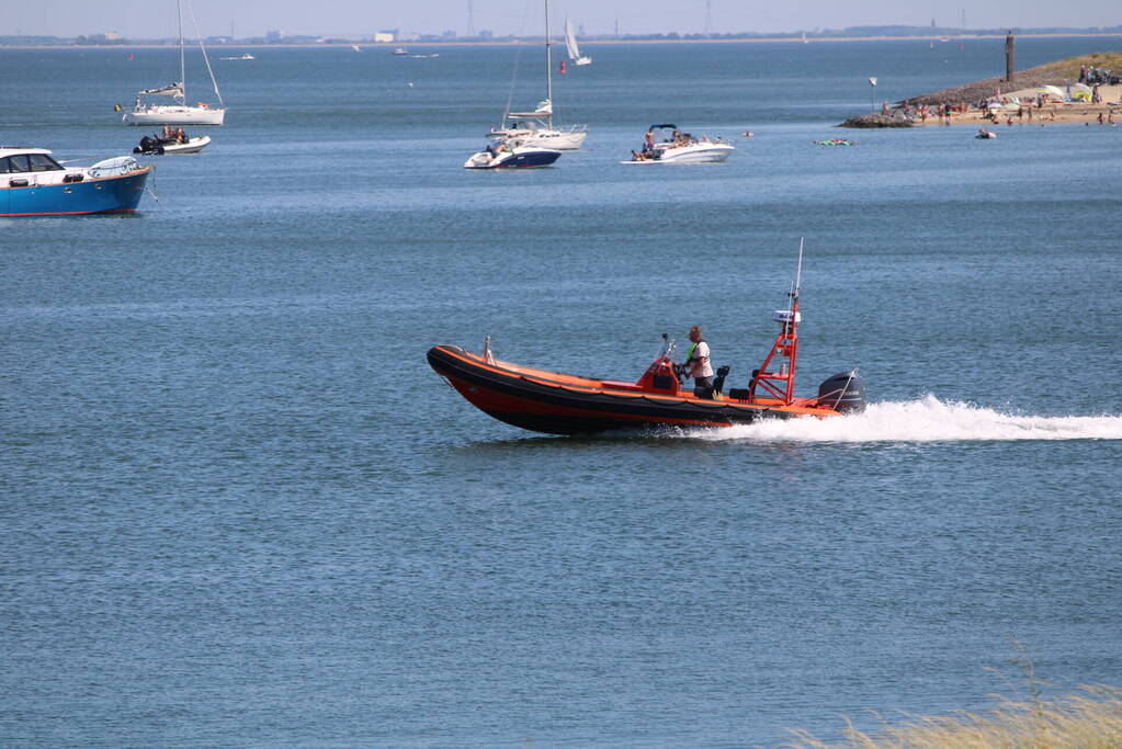 Groep jongeren uit het water gered