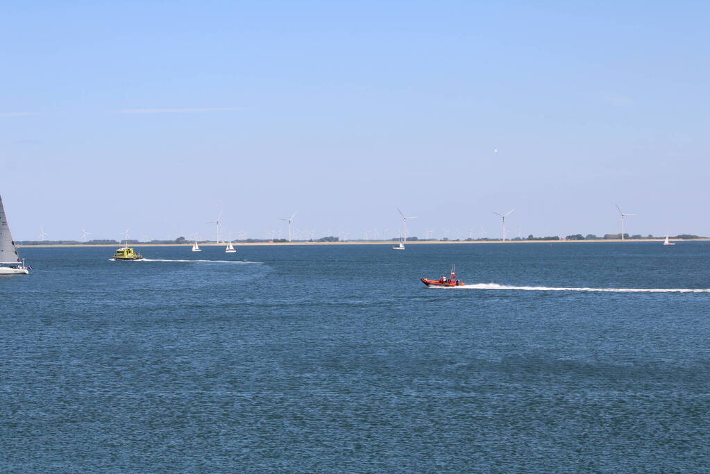 Groep jongeren uit het water gered