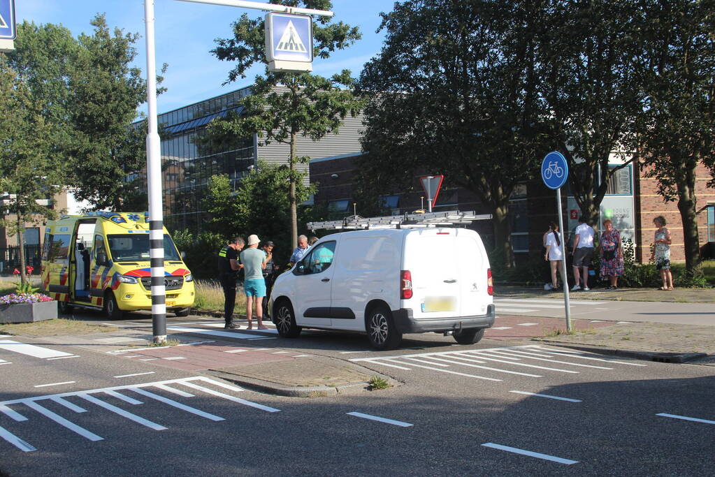 Ongeval tussen bestelbus en scooter