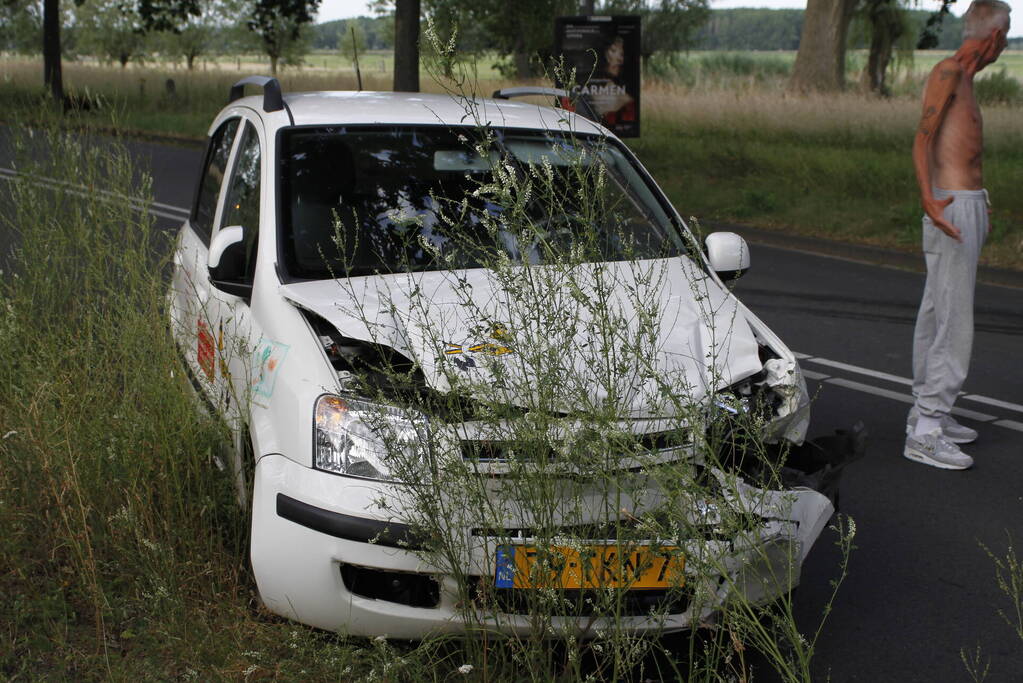 Twee gewonden bij frontale botsing