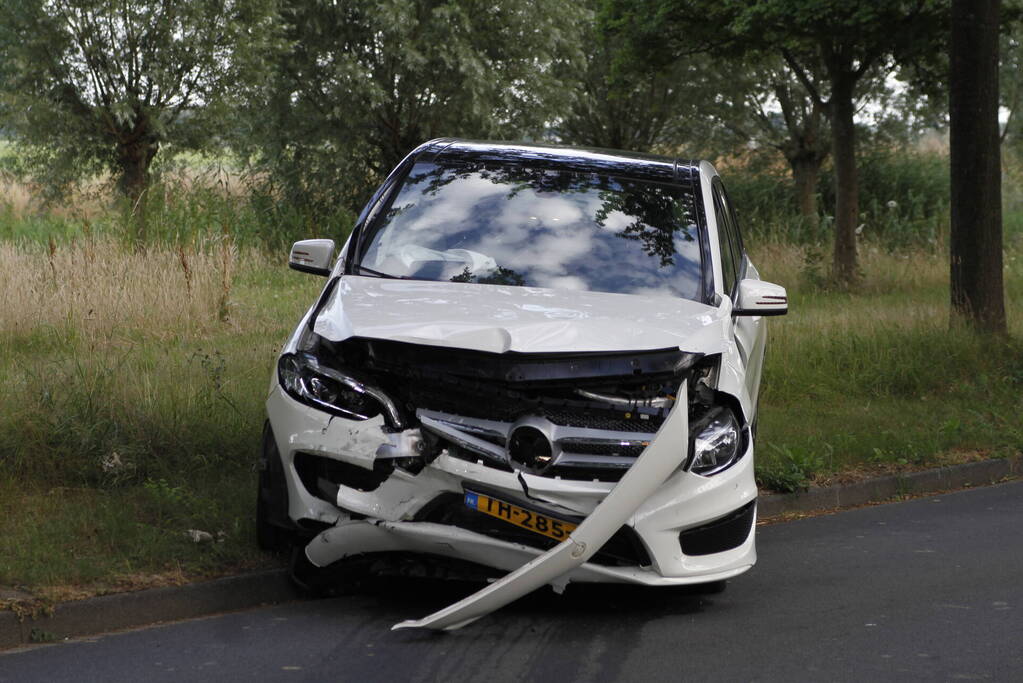 Twee gewonden bij frontale botsing