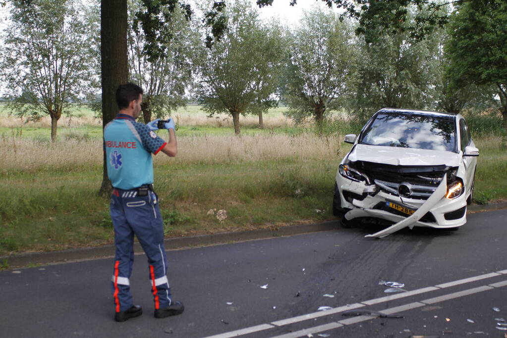 Twee gewonden bij frontale botsing