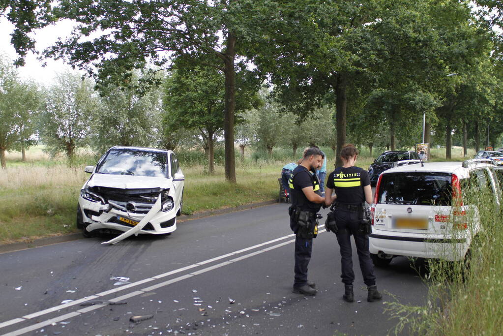 Twee gewonden bij frontale botsing