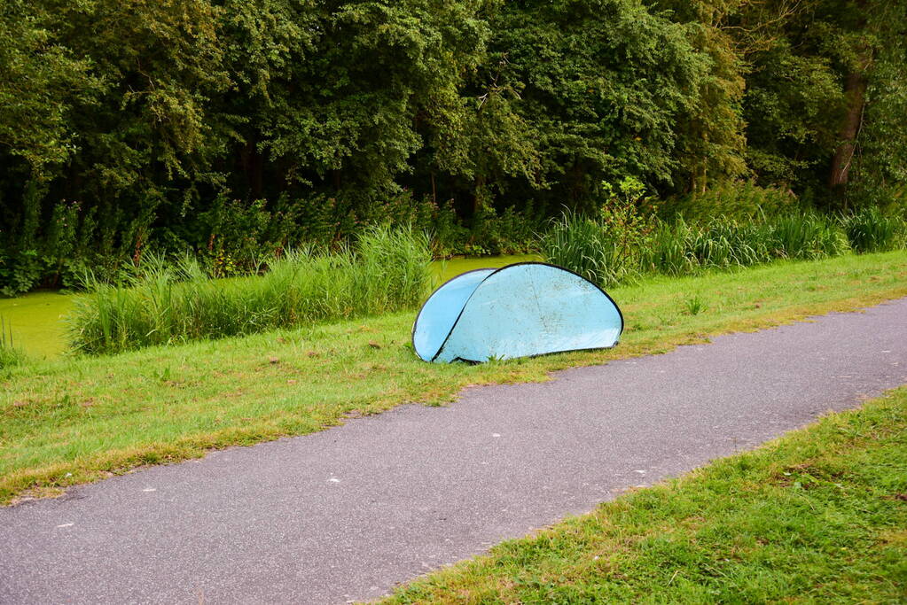 Hulpdiensten ingezet voor aangetroffen tent in sloot