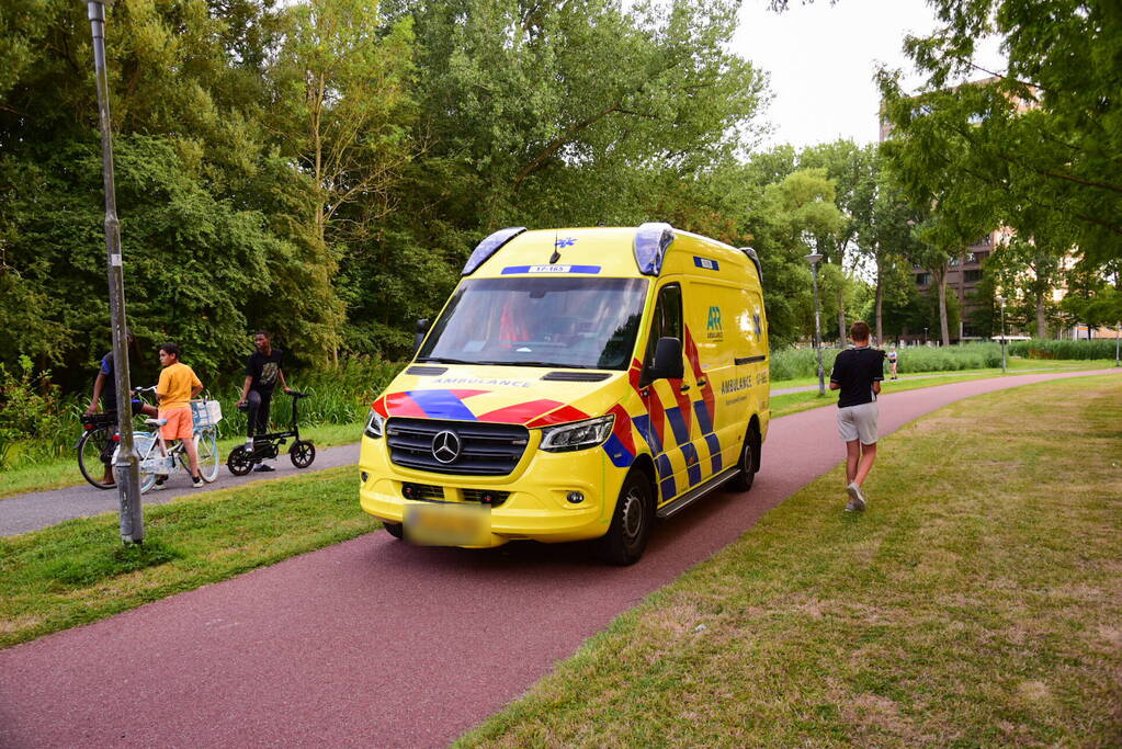 Hulpdiensten ingezet voor aangetroffen tent in sloot