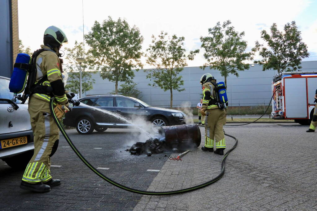 Vuurton op bedrijventerrein in brand