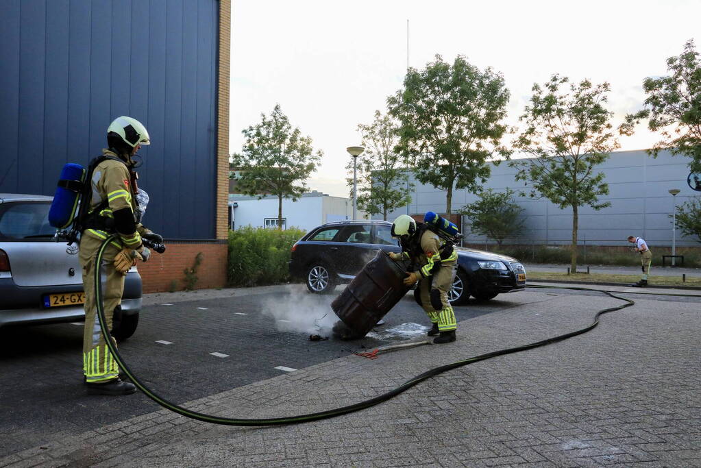 Vuurton op bedrijventerrein in brand