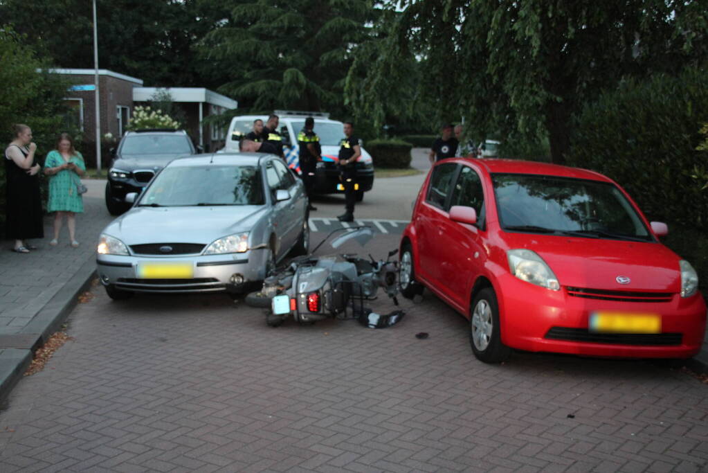 Veel schade na ongeval tussen auto en scooter