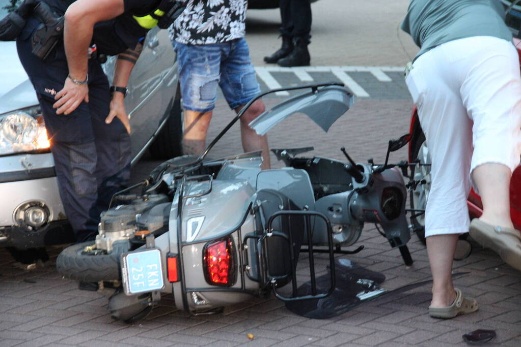 Veel schade na ongeval tussen auto en scooter