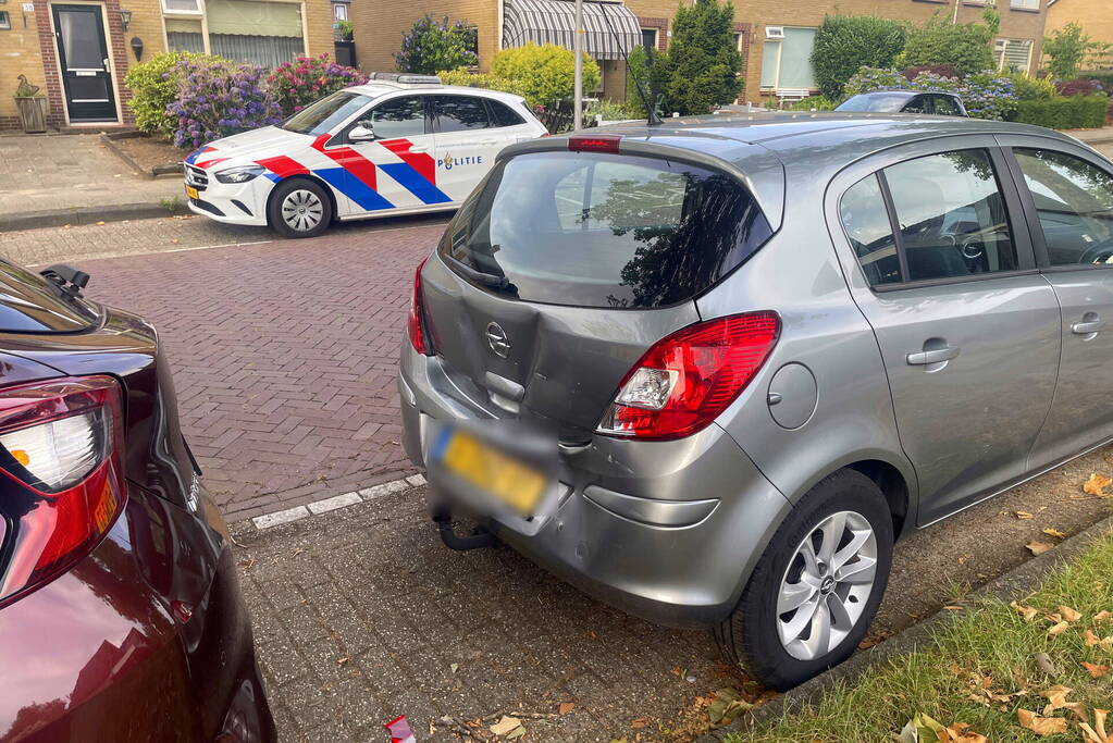 Militair voertuig botst tegen geparkeerde auto's