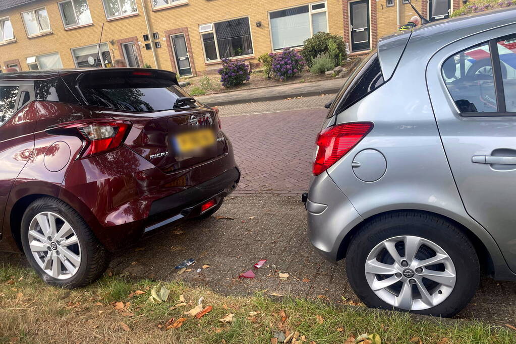Militair voertuig botst tegen geparkeerde auto's